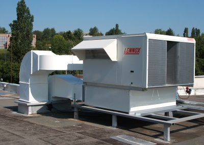 CLIMATISATION – CHAUFFAGE TERTIAIRE – Roof-top assurant le chauffage et la climatisation d’un restaurant